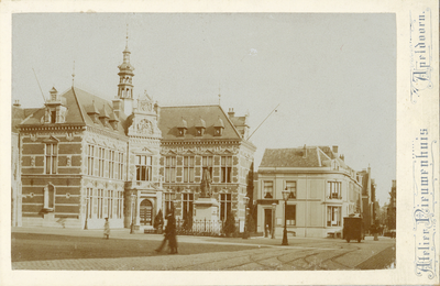55865 Gezicht op het Munsterkerkhof te Utrecht, met het Academiegebouw (Munsterkerkhof 29) en het standbeeld van Graaf ...